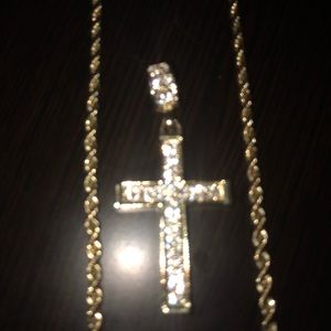 DIAMOND PENDANT CROSS W CHAIN